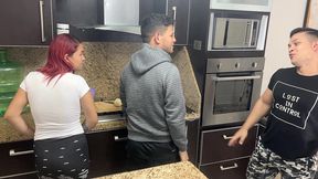 esposa y su marido cocinando pero ops su amigo le mete mano a su esposa al lado de el que descaro ntr netorare