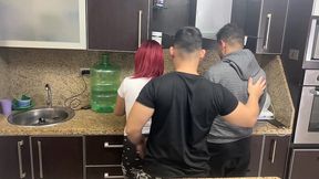 esposa y su marido cocinando pero ops su amigo le mete mano a su esposa al lado de el que descaro ntr netorare