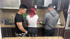 esposa y su marido cocinando pero ops su amigo le mete mano a su esposa al lado de el que descaro ntr netorare