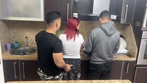 esposa y su marido cocinando pero ops su amigo le mete mano a su esposa al lado de el que descaro ntr netorare