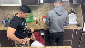 esposa y su marido cocinando pero ops su amigo le mete mano a su esposa al lado de el que descaro ntr netorare