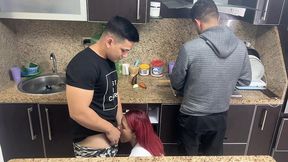 esposa y su marido cocinando pero ops su amigo le mete mano a su esposa al lado de el que descaro ntr netorare