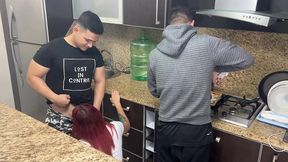 esposa y su marido cocinando pero ops su amigo le mete mano a su esposa al lado de el que descaro ntr netorare