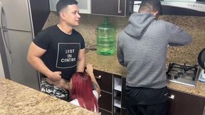 esposa y su marido cocinando pero ops su amigo le mete mano a su esposa al lado de el que descaro ntr netorare