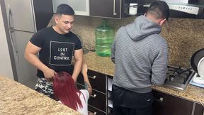 esposa y su marido cocinando pero ops su amigo le mete mano a su esposa al lado de el que descaro ntr netorare