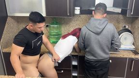 esposa y su marido cocinando pero ops su amigo le mete mano a su esposa al lado de el que descaro ntr netorare