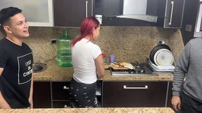 esposa y su marido cocinando pero ops su amigo le mete mano a su esposa al lado de el que descaro ntr netorare