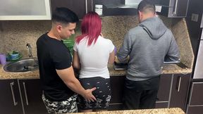 esposa y su marido cocinando pero ops su amigo le mete mano a su esposa al lado de el que descaro ntr netorare
