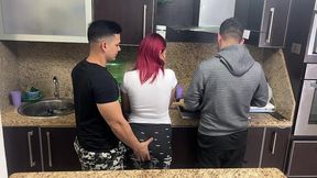 esposa y su marido cocinando pero ops su amigo le mete mano a su esposa al lado de el que descaro ntr netorare