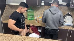 esposa y su marido cocinando pero ops su amigo le mete mano a su esposa al lado de el que descaro ntr netorare