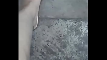 GretaLa - senza slip davanti il giardiniere