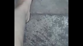 GretaLa - senza slip davanti il giardiniere