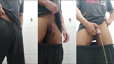 pau grande e grosso mijando.