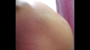 Cola abierta comi&eacute_ndose un dildo