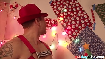 Tattoo stud blowing and getting rimmed during bareback sex