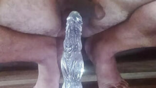 Selbstgemachte erste Solo-Masturbation mit Dildo im Anus eines brasilianischen Amateurs