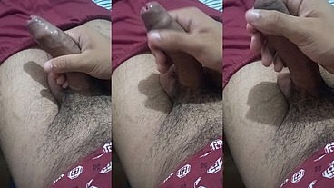 Batendo punheta a noite enquanyo vejo porno