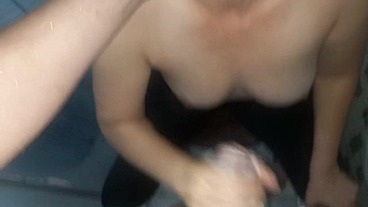 Compilação de boquetes da minha esposa putinha. Toda vez que minha esposa ruiva safado vê meu pau ela quer fazer um boquete.