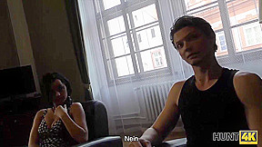 HUNT4K. Küken stimmt für Sex für Geld auch vor Freund