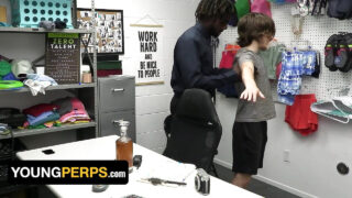 Grovt sex blandras avsugning, grov, ansiktssprut, barbacka, ansiktsbehandling, rimming, slickande, dominans, fångad, kontor – Anal trekant för den amerikanska tonåringen Devin Trez