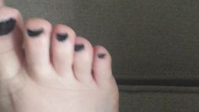 ME W FEET ON TA COUCH