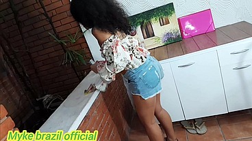 Contratei uma diarista para limpar minha casa, ela é muito safada, ficou me provocando fez um boquete e transou comigo
