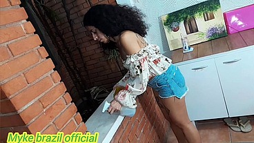 Contratei uma diarista para limpar minha casa, ela é muito safada, ficou me provocando fez um boquete e transou comigo