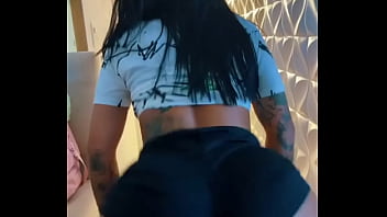 Mc Mirella gostosa dan&ccedil_ando de shortinho