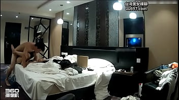 酒店偷拍苗条大长腿女神级大学美女私会网友换上黑丝情趣服被男的一顿操-