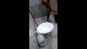 Tomando banho na casa do meu amigo