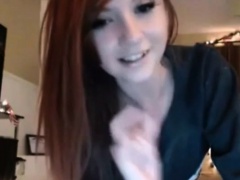Pretty hot teen fingers pussy on webcam