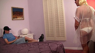 Horny Cougar Jaycie Lane Takes Every Inch From Scott Lyons