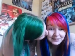 webcam lesbian kiss me