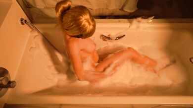 Naughty bathtime - Squriting and wet pussy play in the bathtub