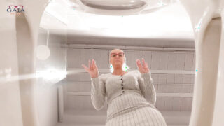 एक परिपक्व, सुडौल, गोरी महिला जिसके बड़े नितंब हैं, को स्टॉकिंग्स पहने हुए बुरी तरह से चोदा गया और उसके गुदा में वीर्य भर दिया गया।