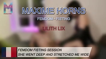 Mon cul s&rsquo_est ouvert, baveux, dilat&eacute_ sous son poing...Je n&rsquo_&eacute_tais plus qu&rsquo_un objet entre ses mains puissanteslil ...