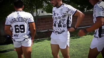 Despu&eacute_s de ir a entrenar nos fuimos por unas chelas al departamento del capit&aacute_n, pero como no hab&iacute_a mujeres terminamos teniendo sexo entre hombres