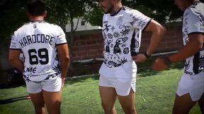 Despu&eacute_s de ir a entrenar nos fuimos por unas chelas al departamento del capit&aacute_n, pero como no hab&iacute_a mujeres terminamos teniendo sexo entre hombres