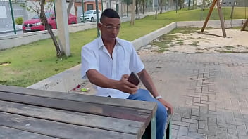 encontrei com uma novinha brincando no parque e ela pediu pra bricar com meu pirulito cabecudo ent&atilde_o levei ela para o carro(COMPLETO NO RED)