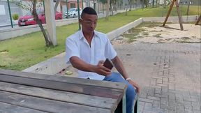 encontrei com uma novinha brincando no parque e ela pediu pra bricar com meu pirulito cabecudo ent&atilde_o levei ela para o carro(COMPLETO NO RED)