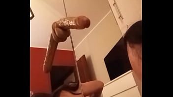 Travestito con grosso dildo nel culo allo specchio. Gay, dildo, rottinculo, anal, ass, big dildo, big ass.