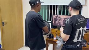 Entregador safado mete forte no nerd virgem