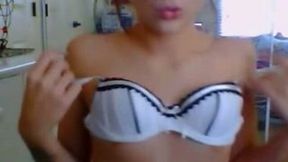 This hot camgirl has a nice body and she is not afraid to show it