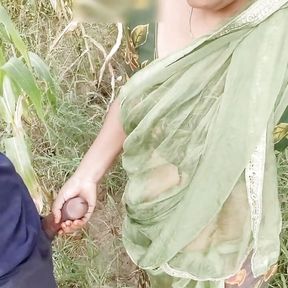 Desi Village Girl Makka Chori kar Rhi Thi, khet ke Malik ne chudai kar Diya hindi audio outdoor jaungalsex