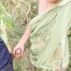 Desi Village Girl Makka Chori kar Rhi Thi, khet ke Malik ne chudai kar Diya hindi audio outdoor jaungalsex