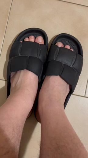 I miei piedi nudi valgono più del tuo stipendio.