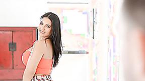 ”Curvy booty babe Rose Monroe twerks during sex”