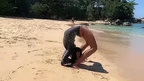 Flexilbe Chick In Zentai Bodysuit - Watch4Fetish