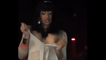 Cardi B desnud&aacute_ndose  en club nocturno.