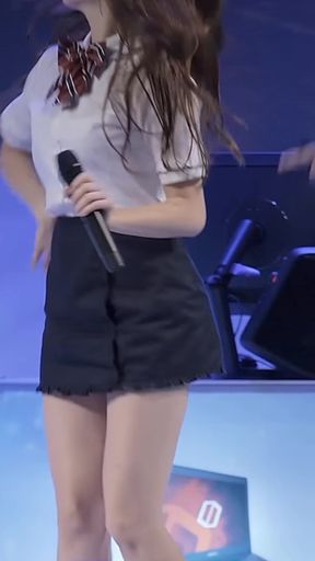 Teen k-pop fan shows off her ass